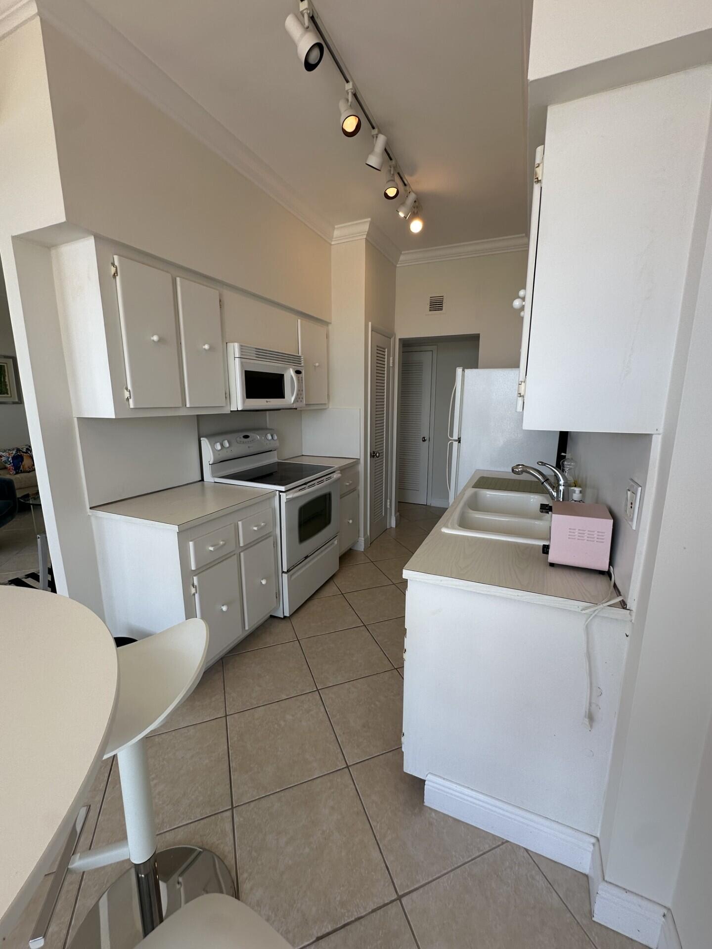 3800 Washington Road, Unit 1208 West Palm Beach, FL 33405 - Photo 8 of 10 3800 kit2