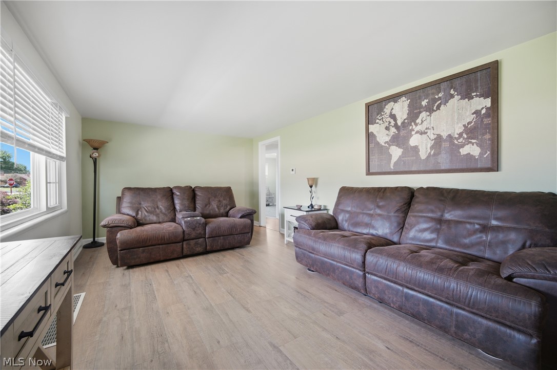 4573 Aurora Street Northwest Canton, OH 44708 - Photo 5 of 39