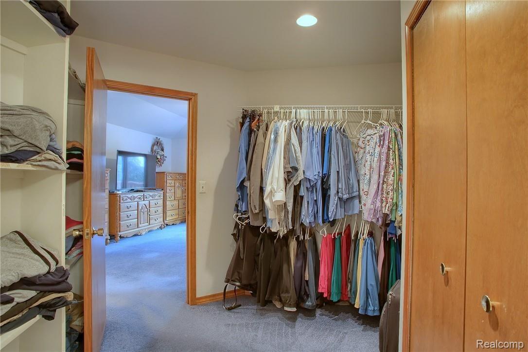 27741 Johnson Road Grosse Ile, MI 48138 - Photo 16 of 32 16-Master Bedroom Walk-In Closet.jpg