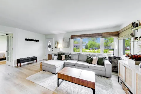 $330,000 | 9 Johnathan Road, Lake Zurich, IL 60047