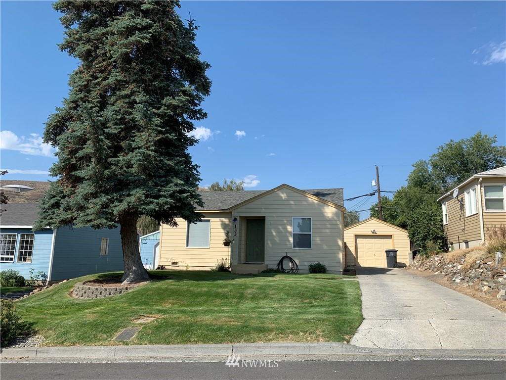 133 Columbia Road Ephrata, WA 98823 - Photo 2 of 29 a front view of a house with a garden and yard
