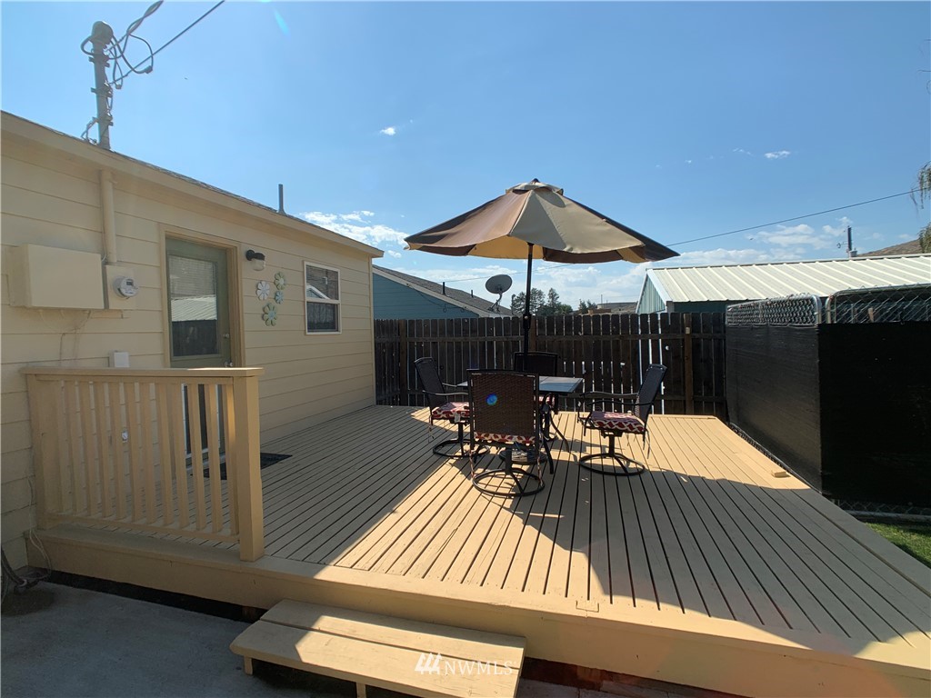 133 Columbia Road Ephrata, WA 98823 - Photo 11 of 29 a outdoor view with a sitting space