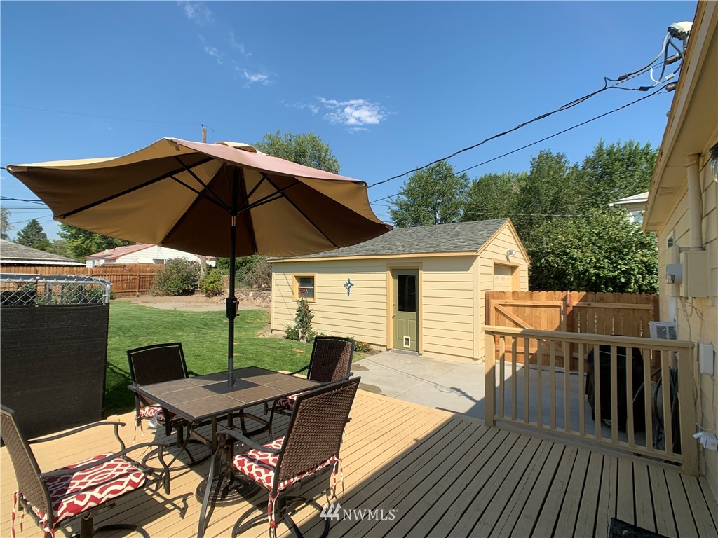 133 Columbia Road Ephrata, WA 98823 - Photo 12 of 29 a view of a roof deck with table and chairs under an umbrella with wooden floor