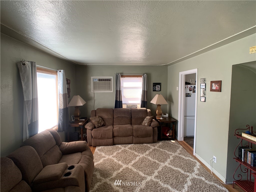 133 Columbia Road Ephrata, WA 98823 - Photo 13 of 29 a living room with furniture and a window