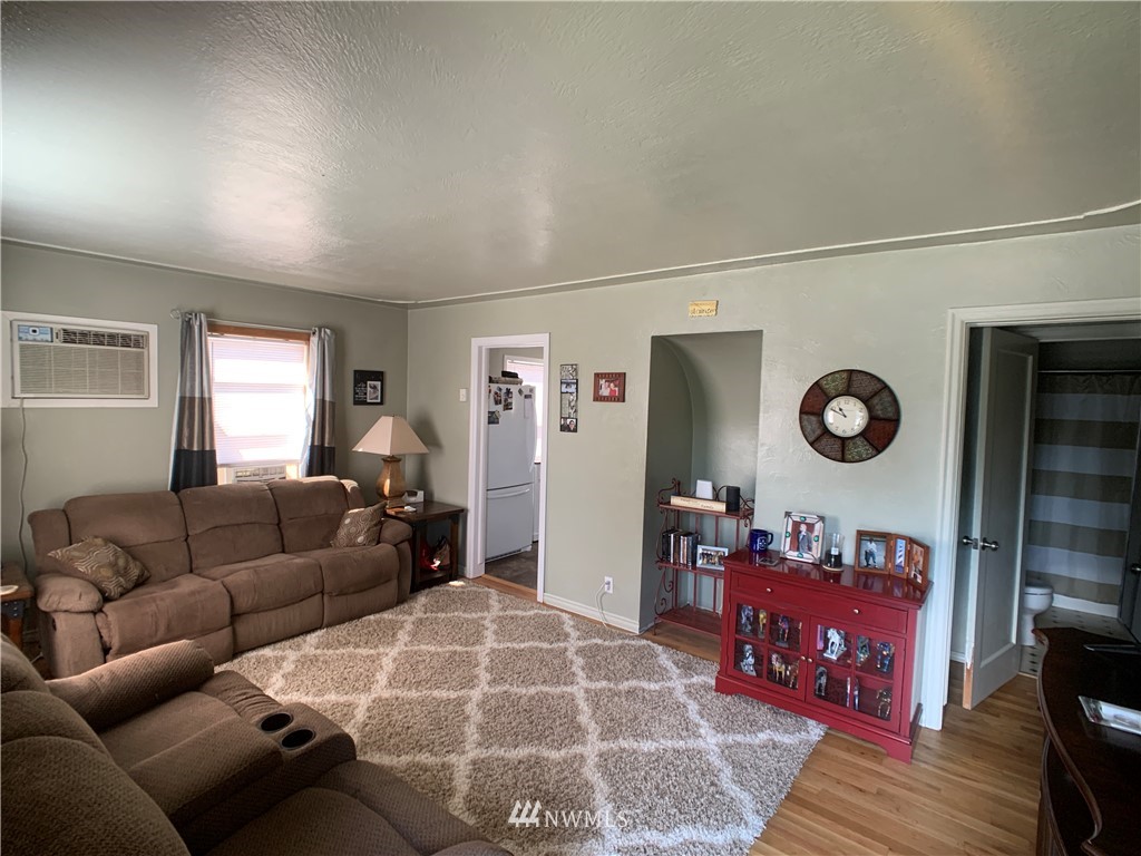 133 Columbia Road Ephrata, WA 98823 - Photo 14 of 29 a living room with furniture and a window