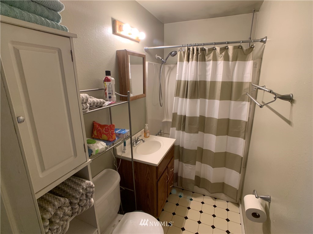 133 Columbia Road Ephrata, WA 98823 - Photo 17 of 29 a bathroom with a sink toilet and shower