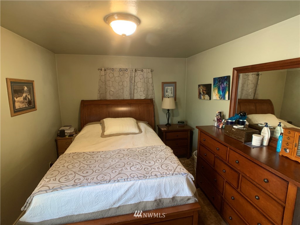 133 Columbia Road Ephrata, WA 98823 - Photo 19 of 29 a bedroom with a bed and a dresser