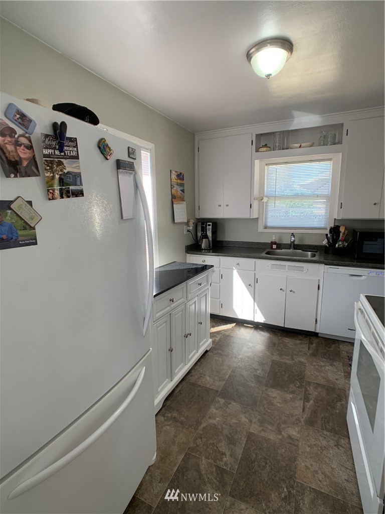 133 Columbia Road Ephrata, WA 98823 - Photo 21 of 29 workspace with white cabinets and window