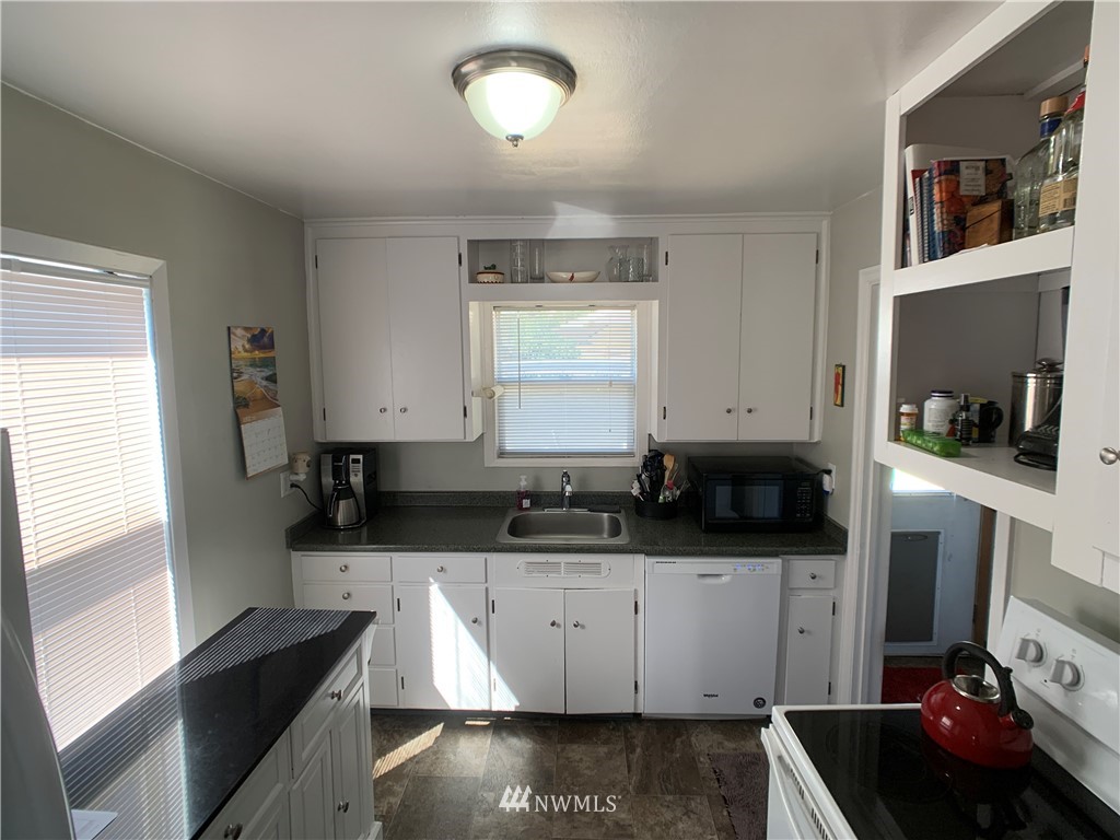 133 Columbia Road Ephrata, WA 98823 - Photo 22 of 29 a kitchen with granite countertop a sink and a stove top oven
