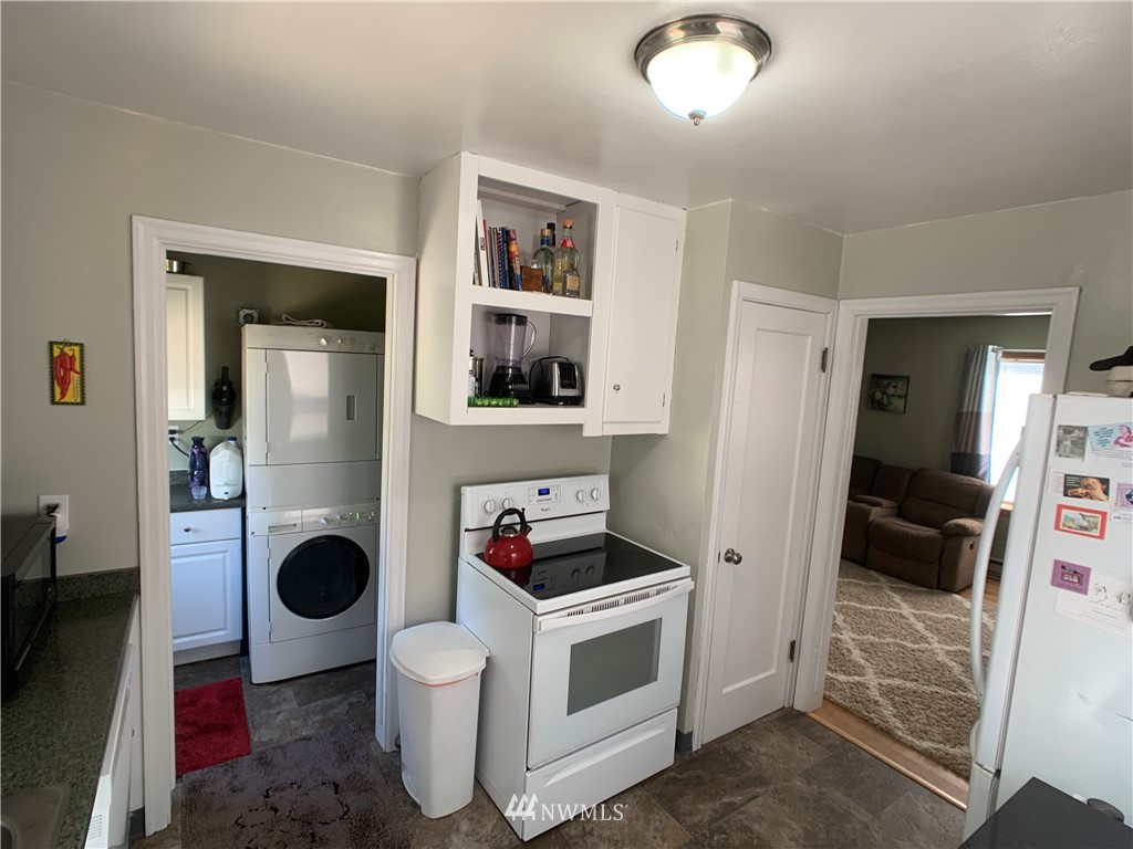133 Columbia Road Ephrata, WA 98823 - Photo 24 of 29 a room with a washer and dryer
