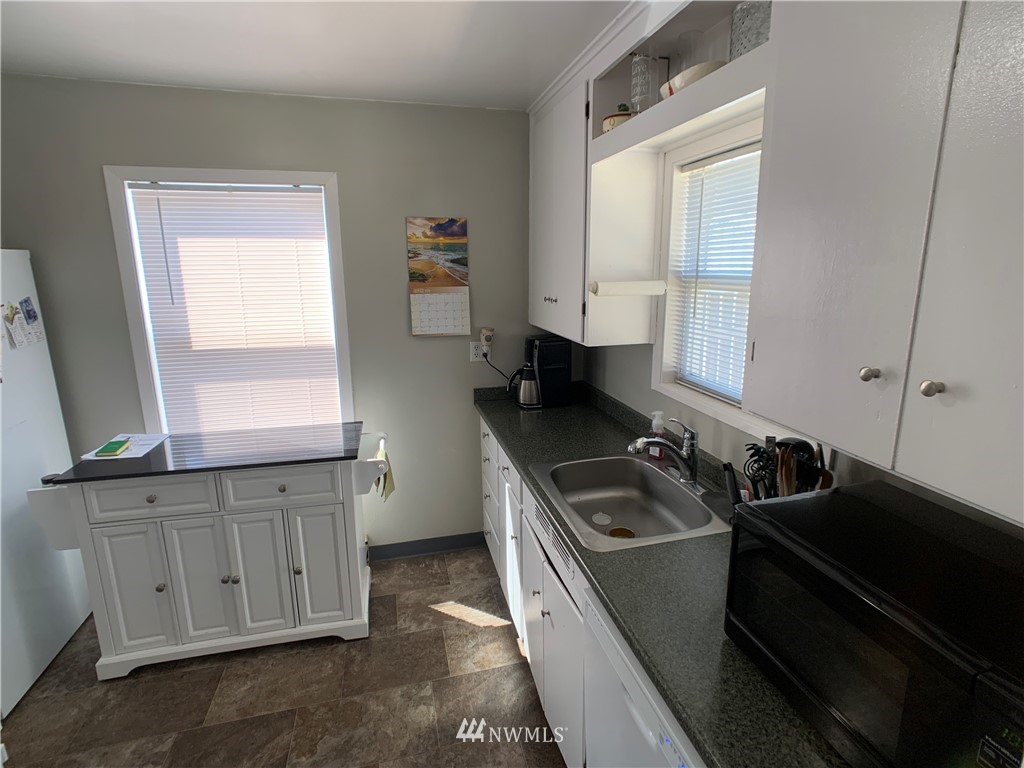 133 Columbia Road Ephrata, WA 98823 - Photo 27 of 29 a kitchen with granite countertop a sink and a stove