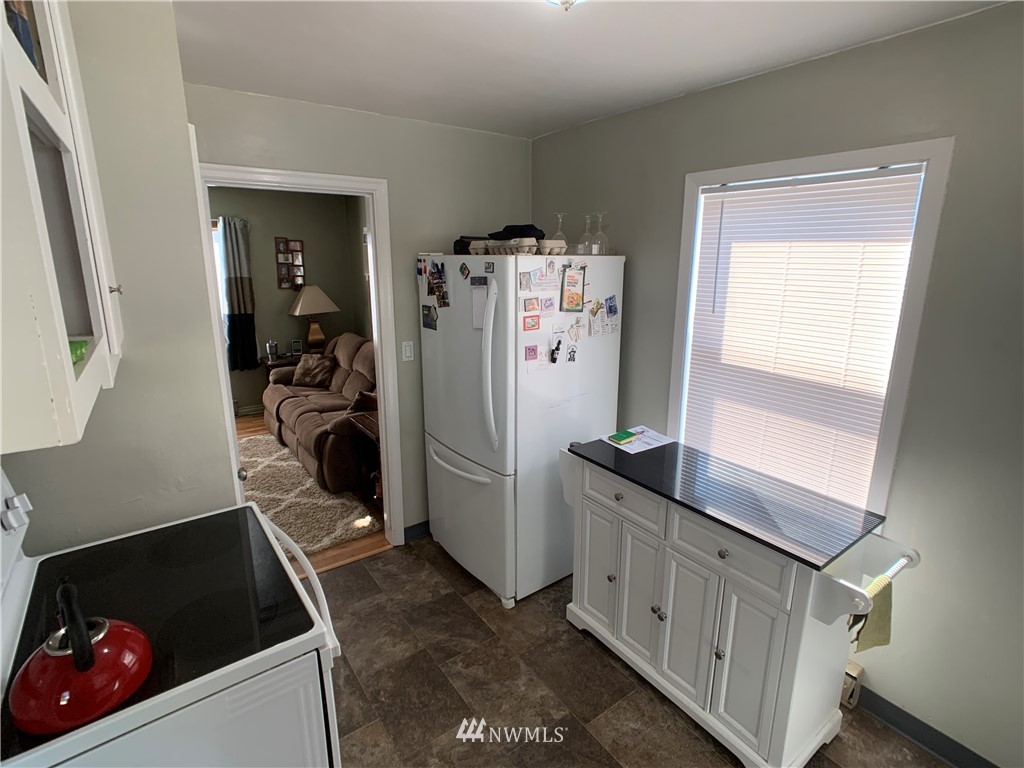 133 Columbia Road Ephrata, WA 98823 - Photo 28 of 29 a kitchen with refrigerator and cabinets