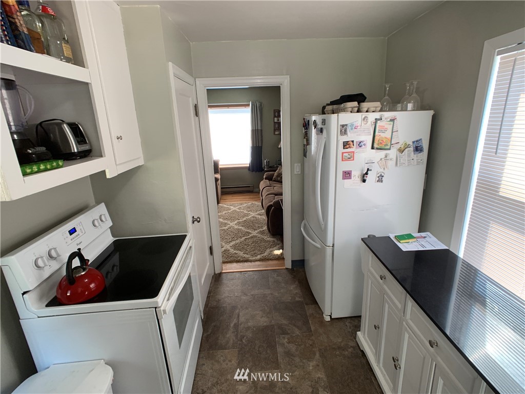 133 Columbia Road Ephrata, WA 98823 - Photo 29 of 29 a storage room with washer and dryer