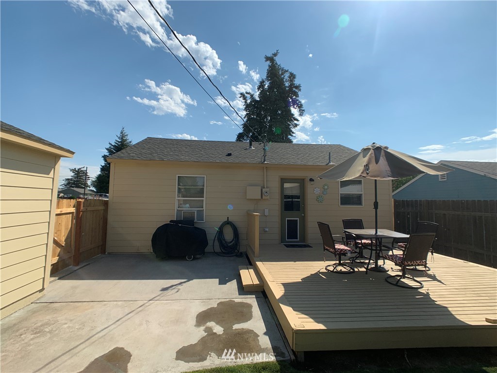 133 Columbia Road Ephrata, WA 98823 - Photo 5 of 29 a view of a patio with couches table and chairs
