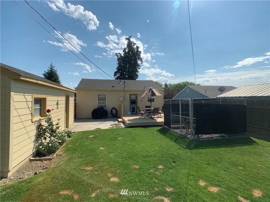 133 Columbia Road Ephrata, WA 98823 - Photo 6 of 29 a front view of a house with garden