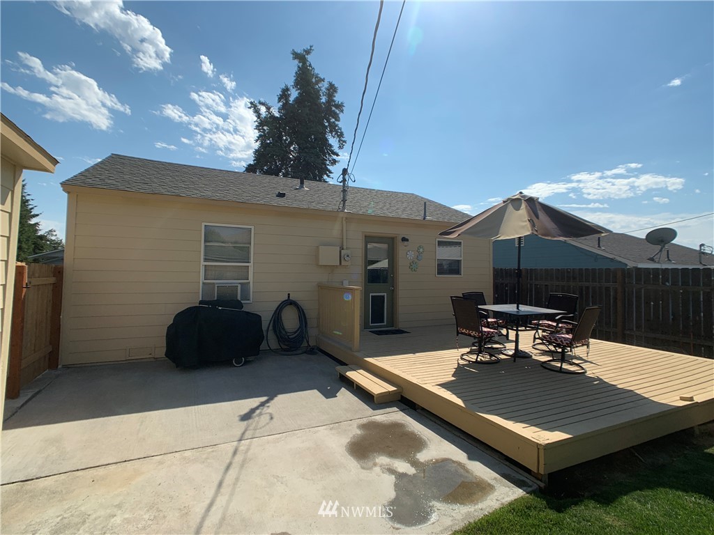 133 Columbia Road Ephrata, WA 98823 - Photo 8 of 29 a view of a patio with a table and chairs