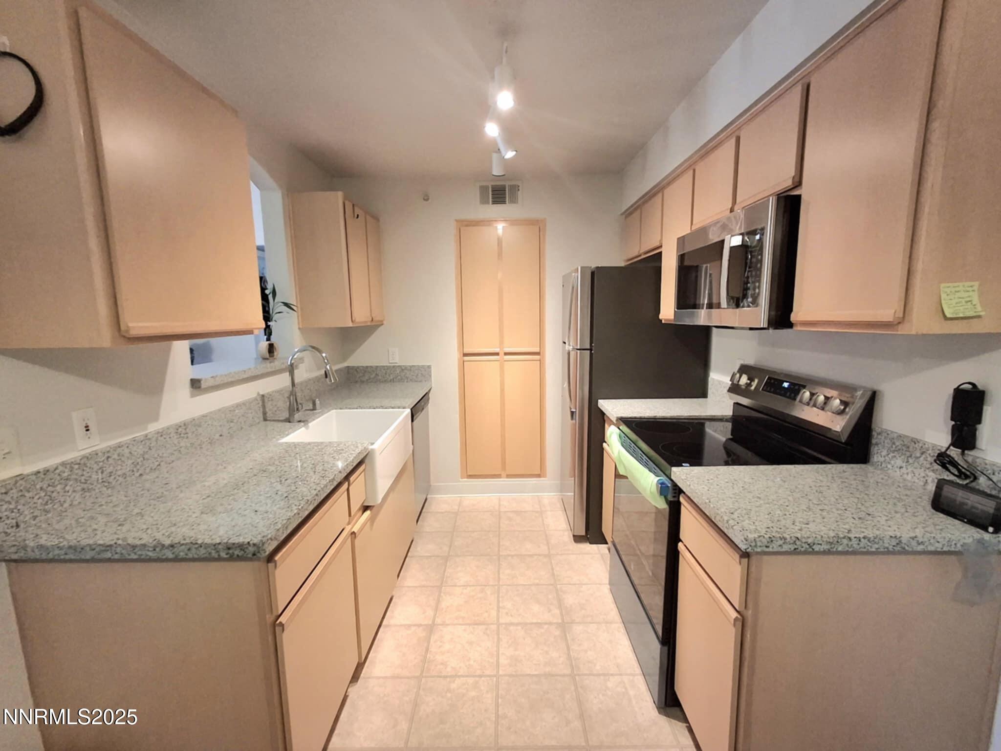6850 Sharlands Avenue, Unit 2128 Reno, NV 89523 - Photo 5 of 39 f0120847-d0cf-432a-930f-01838daa081b