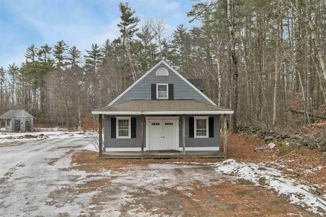 $718,000 | 132 Dustin Tavern Road, Weare, NH 03281