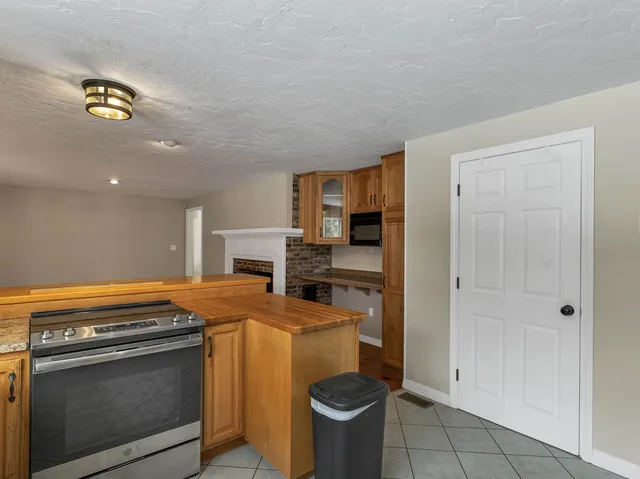 $718,000 | 132 Dustin Tavern Road, Weare, NH 03281