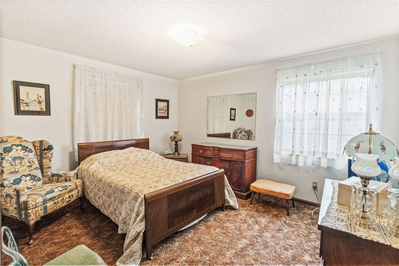 480 Vaill Point Road St. Augustine, FL 32086 - Photo 7 of 11 a bed room with a bed and a couch