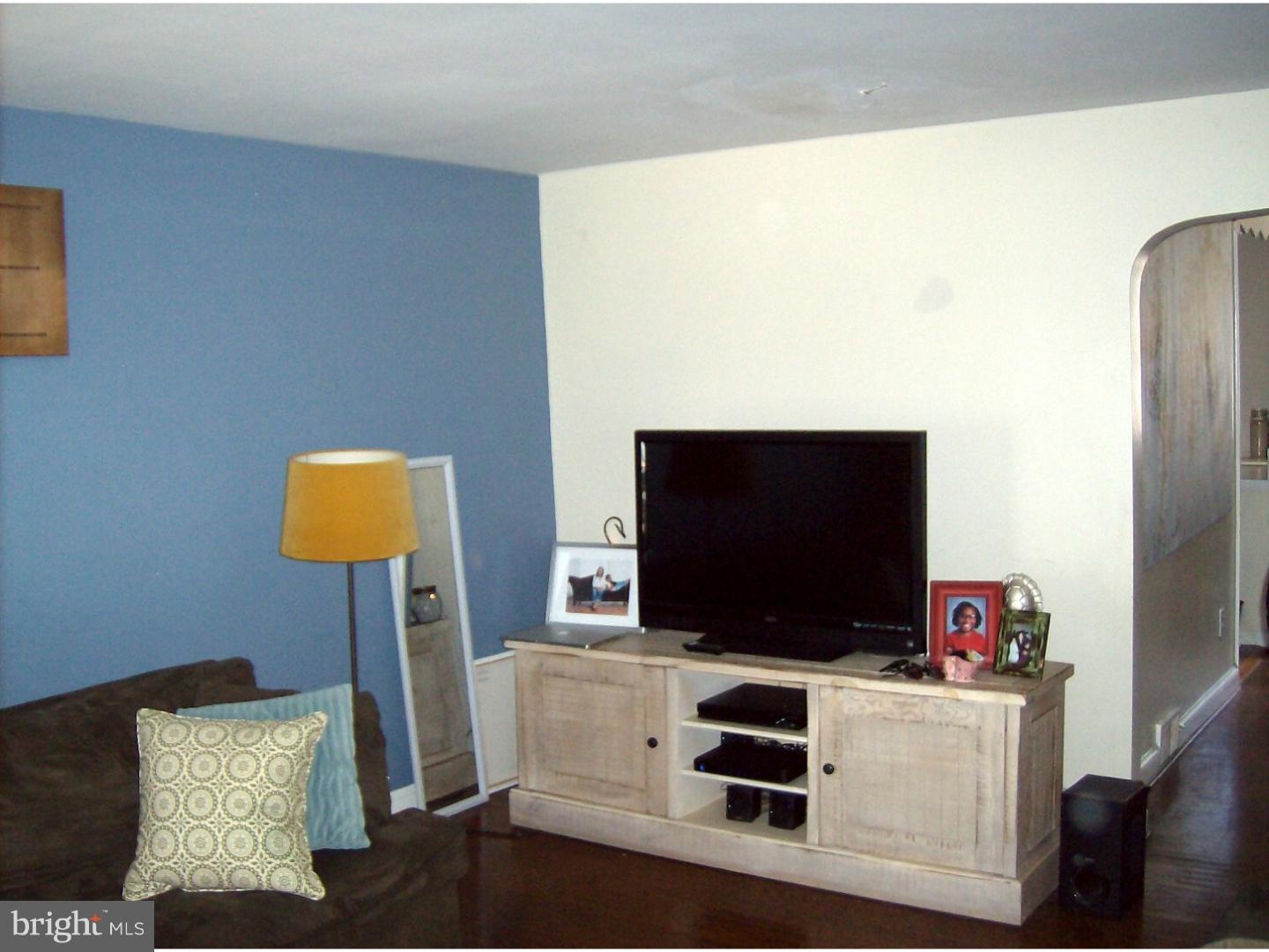 1815 Pennington Road Philadelphia, PA 19151 - Photo 5 of 18 Living Room