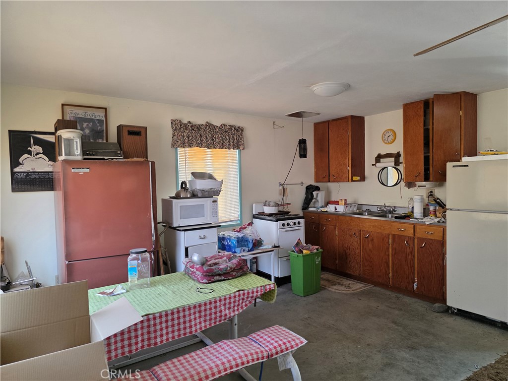 5457 Larrea Road Landers, CA 92285 - Photo 7 of 25 a room with furniture a rug and a window