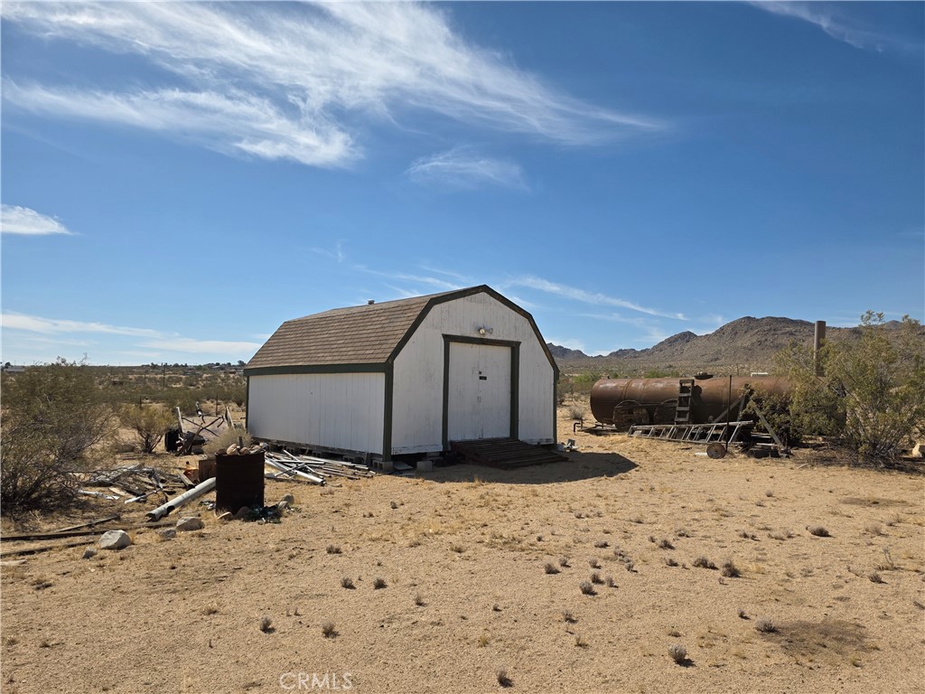 5457 Larrea Road Landers, CA 92285 - Photo 10 of 25 a view of a dry yard with a mountain