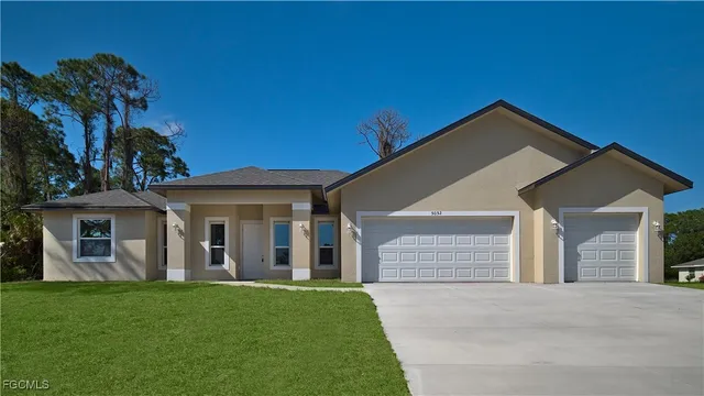 a view of a yard in front of a house