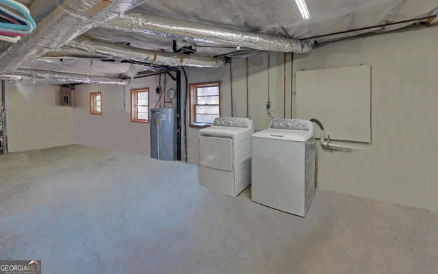 a view of a storage & utility room with washer and dryer