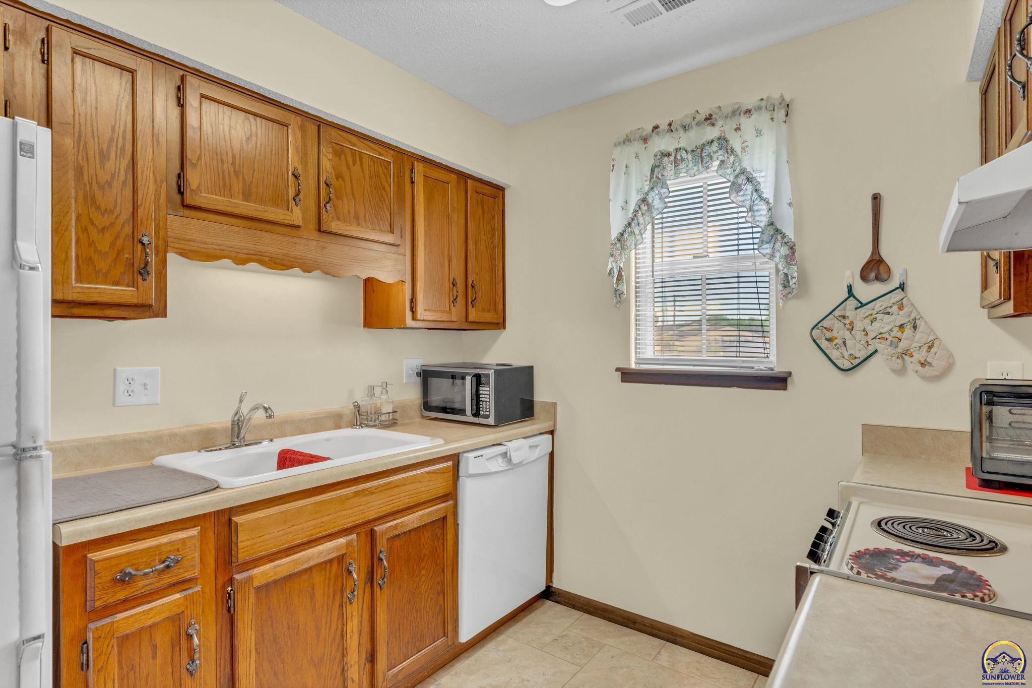 5853 Southwest 22nd Terrace Topeka, KS 66614 - Photo 6 of 12