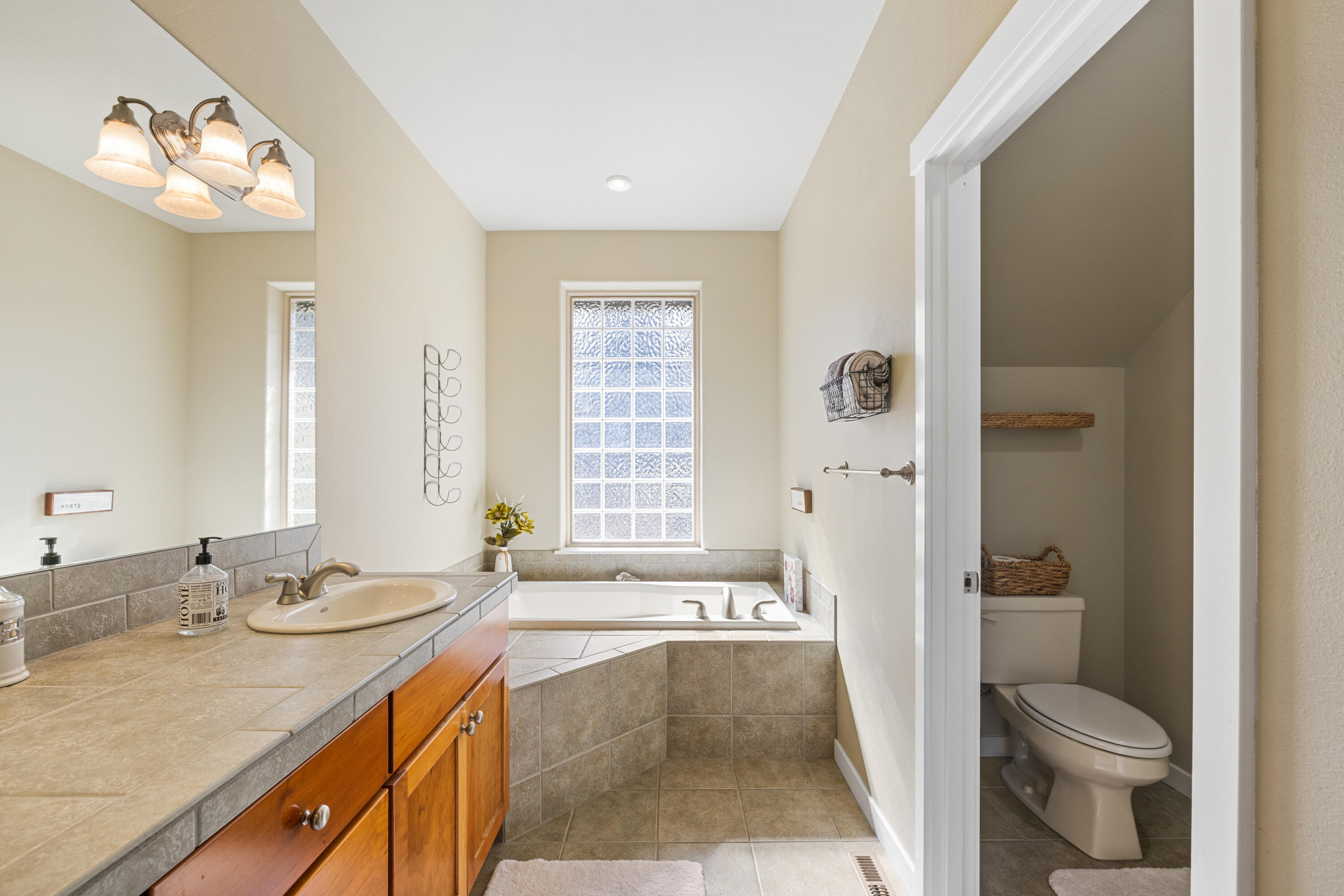 10674 Village Loop Redmond, OR 97756 - Photo 15 of 28 Primary Bathroom