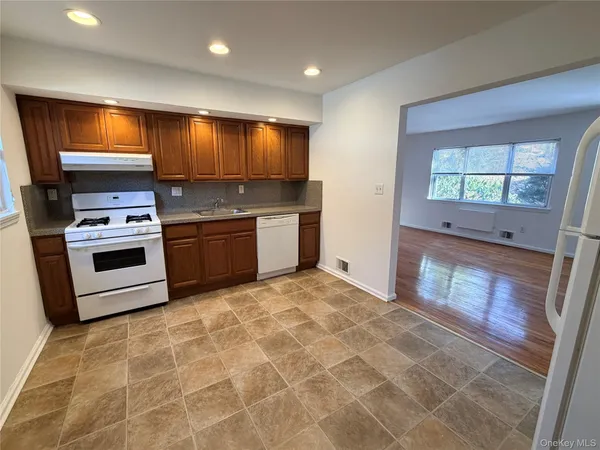 $2,700 | 86 McLoughlin Street, Unit B, Glen Cove, NY 11542