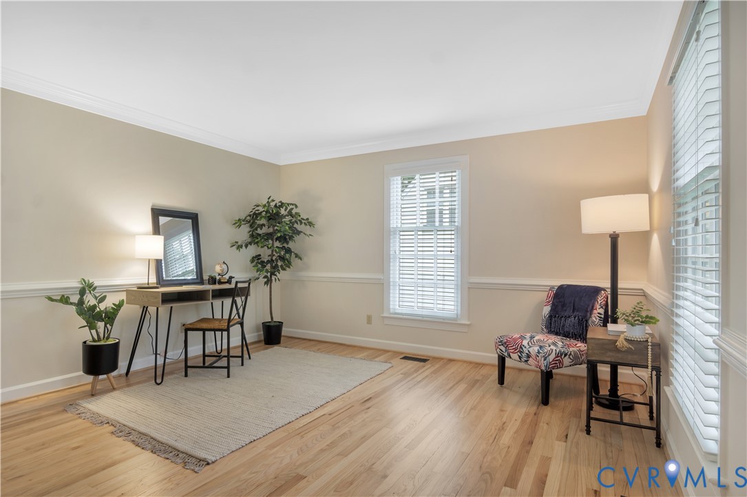 140 Seton Hill Road Williamsburg, VA 23188 - Photo 19 of 40 a living room with furniture and a potted plant