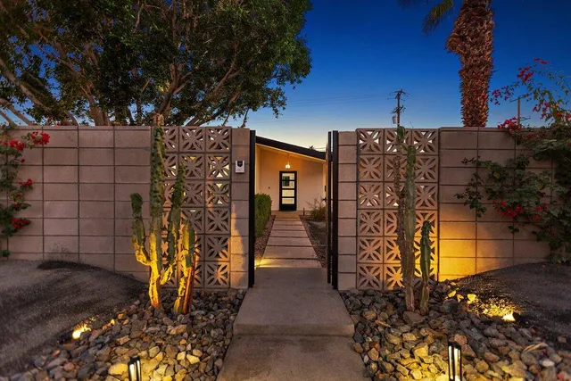 $1,190,000 | 565 West Yorba Road, Palm Springs, CA 92262