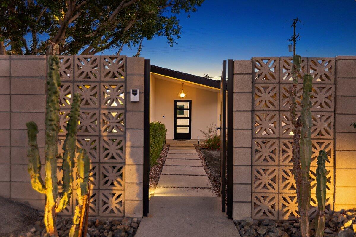 565 West Yorba Road Palm Springs, CA 92262 - Photo 2 of 70 2H9A9651