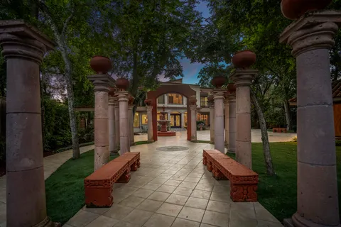 $2,699,000 | 6535 Buffalo Speedway, Houston, TX 77005