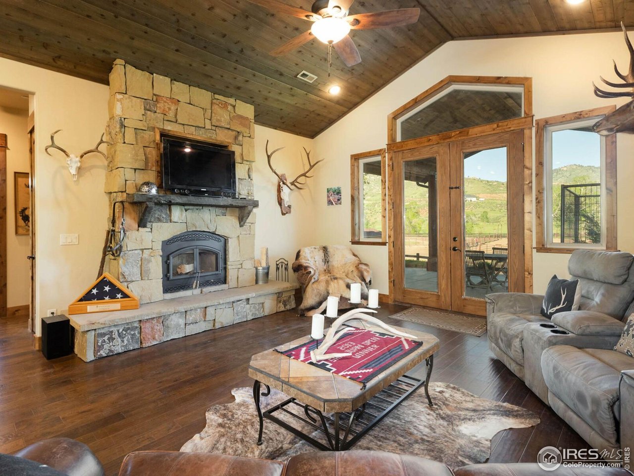 9840 Buckhorn Road Loveland, CO 80538 - Photo 35 of 40 Guest House Living Room