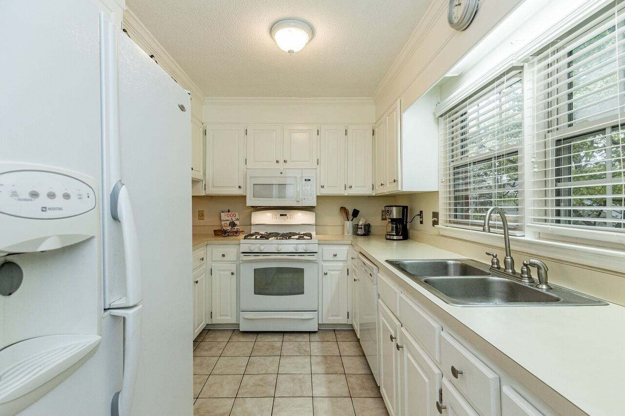 7811 Breckon Way Raleigh, NC 27615 - Photo 12 of 30 5-burner gas range; pantry; fridge conveys. Kitchen