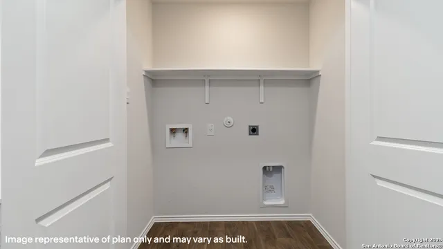 a view of a hall with an empty wall