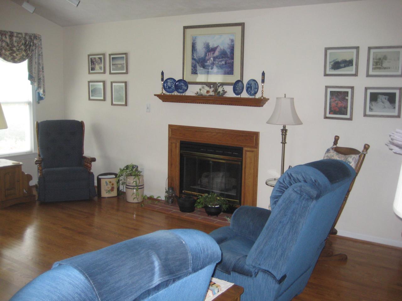 1159 Webster Road Roanoke, VA 24012 - Photo 2 of 16 Living Room