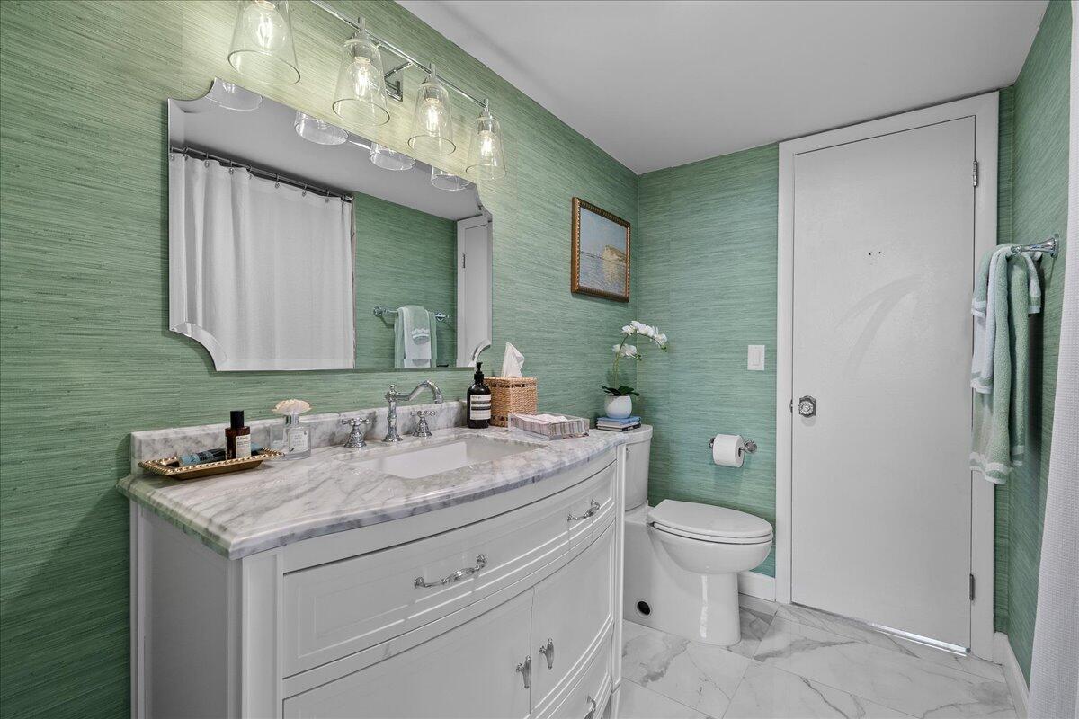 5301 Northwest 2nd Avenue, Unit PHH Boca Raton, FL 33487 - Photo 21 of 31 Guest Bathroom