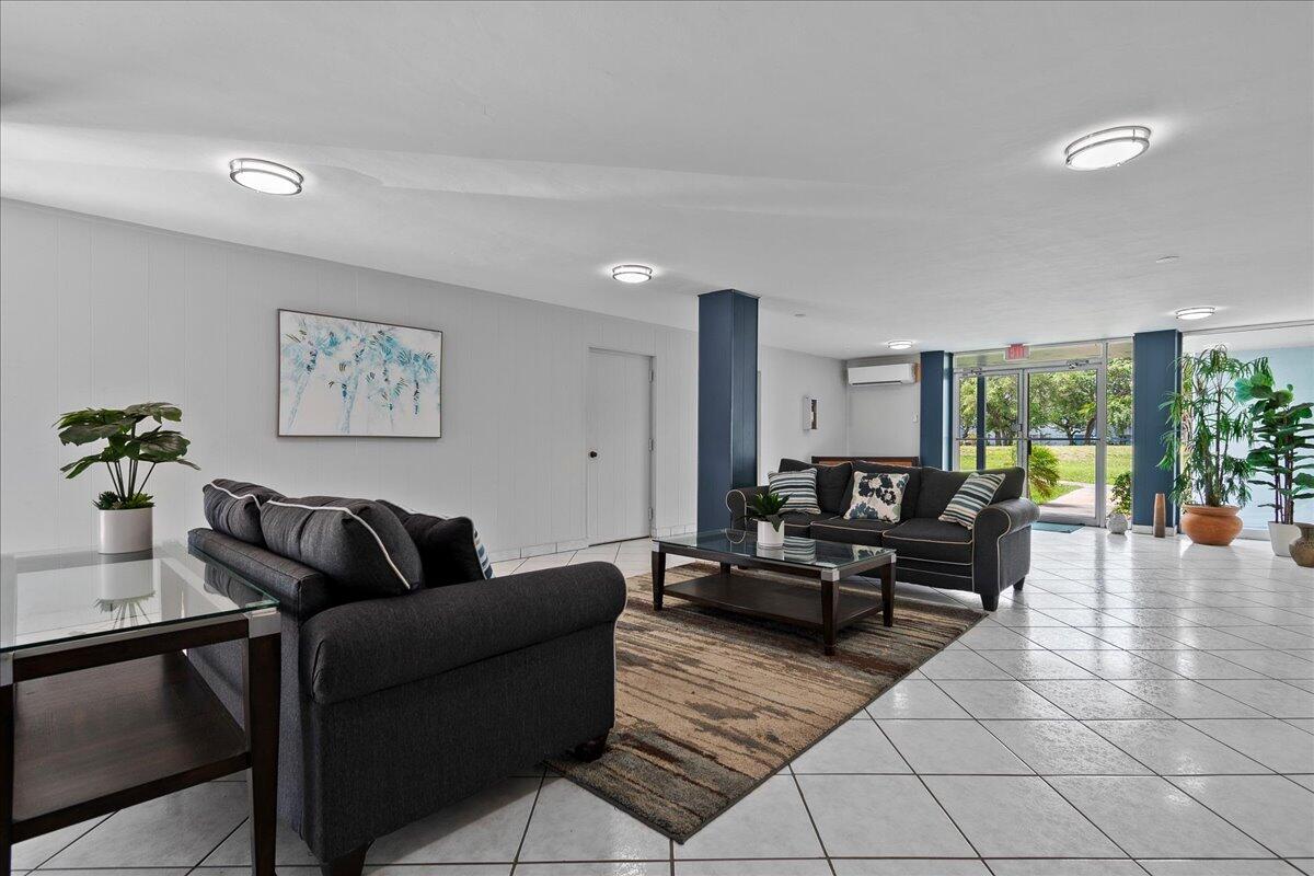 5301 Northwest 2nd Avenue, Unit PHH Boca Raton, FL 33487 - Photo 28 of 31 Lobby