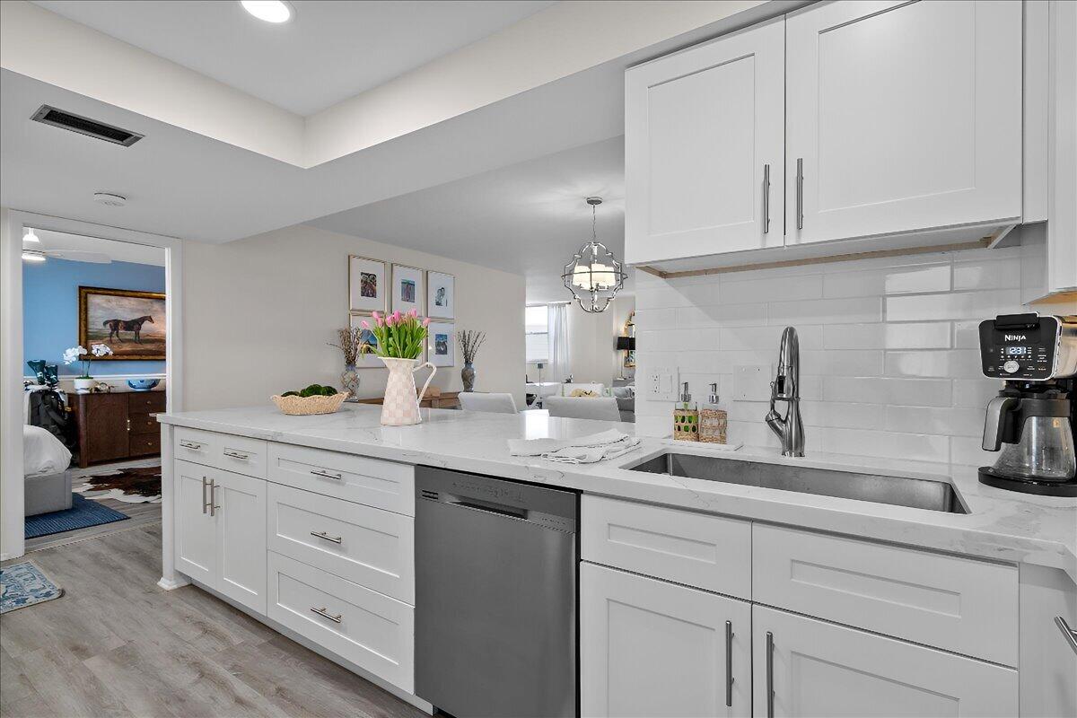 5301 Northwest 2nd Avenue, Unit PHH Boca Raton, FL 33487 - Photo 4 of 31 Kitchen