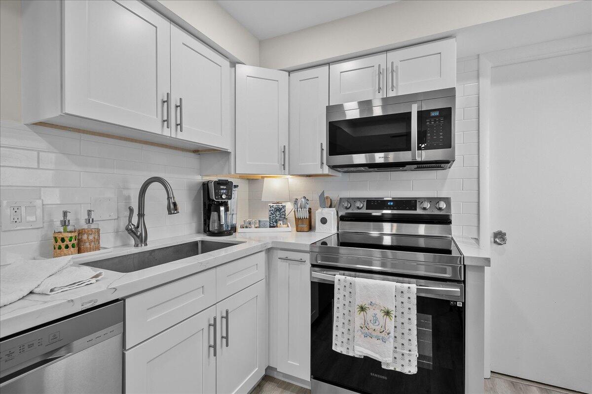 5301 Northwest 2nd Avenue, Unit PHH Boca Raton, FL 33487 - Photo 5 of 31 Kitchen