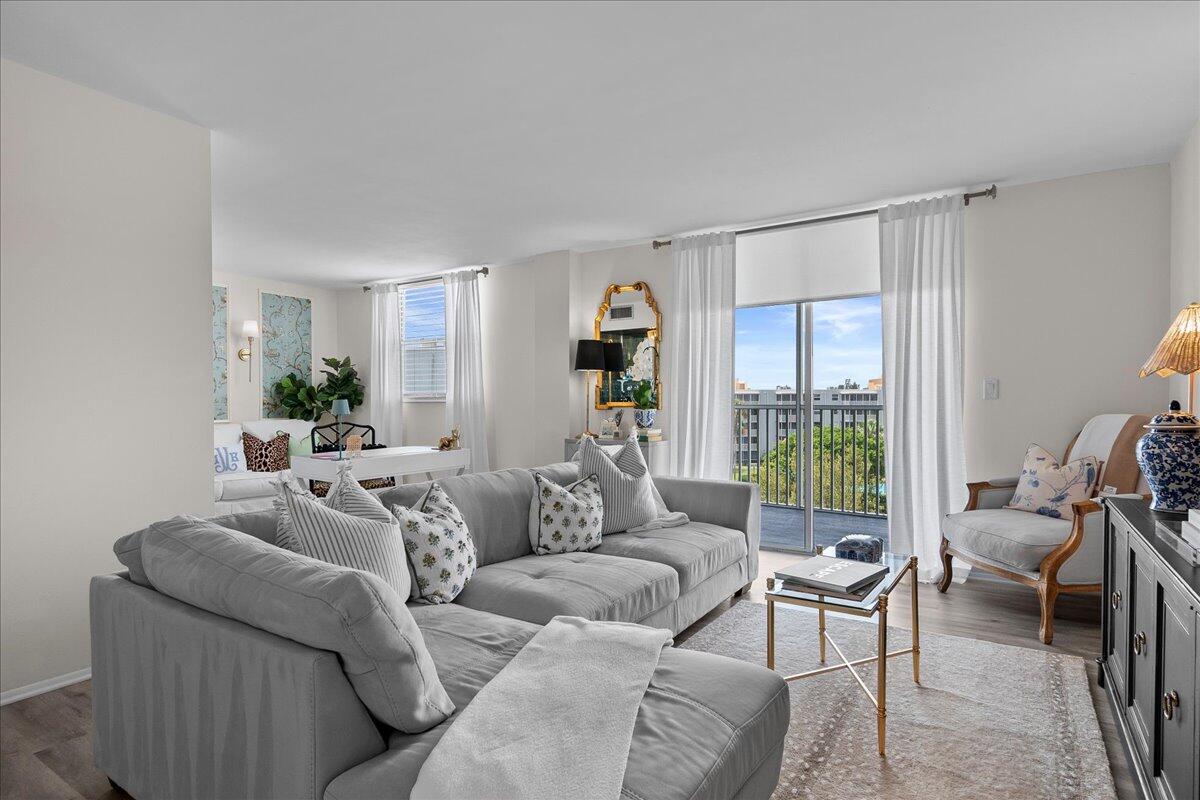 5301 Northwest 2nd Avenue, Unit PHH Boca Raton, FL 33487 - Photo 9 of 31 Living Room