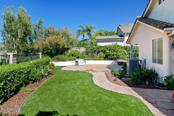 a view of a backyard