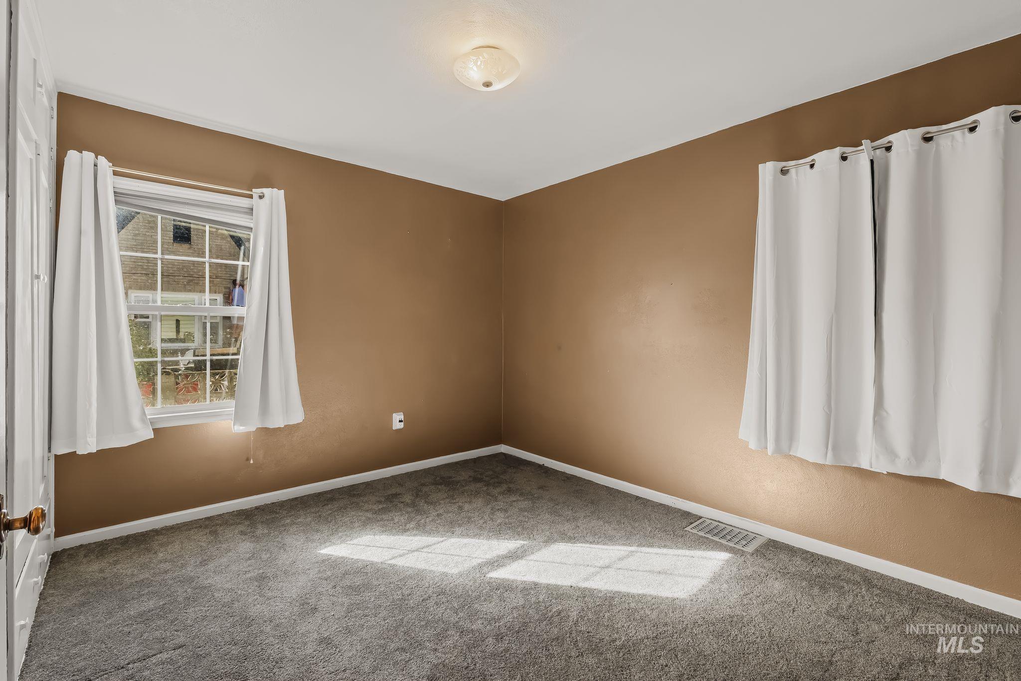 420 4th Street Lewiston, ID 83501 - Photo 12 of 38 Neutral-toned walls, white trim, and gray carpeting