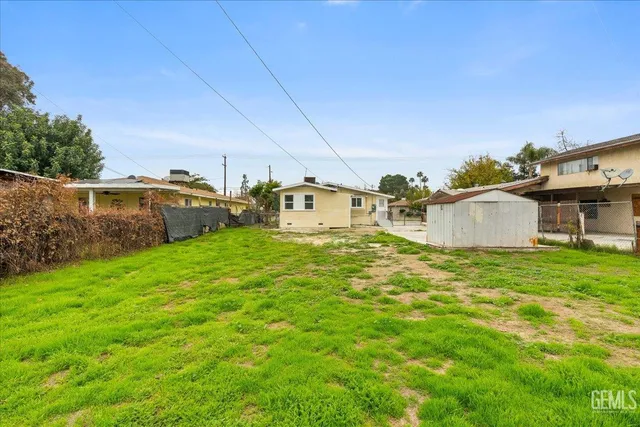 a view of a backyard
