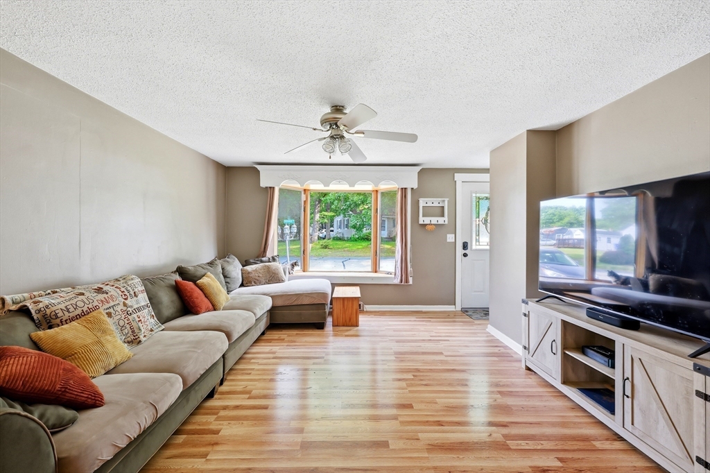 346 Newhouse Street Springfield, MA 01118 - Photo 7 of 27