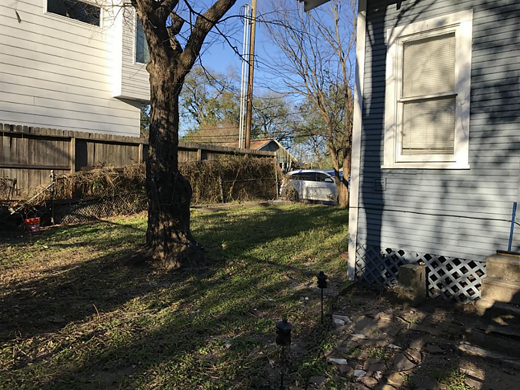 531 Threlkeld Street Houston, TX 77007 - Photo 13 of 15 a view of a backyard of the house